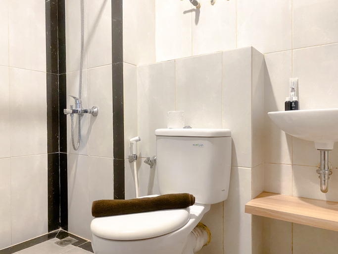 Bathroom 3, Minimalist and Restful 1BR Grand Kamala Lagoon Apartment By Travelio, Bekasi