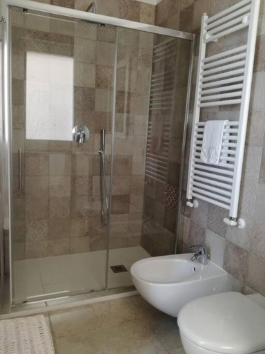 Bathroom 2, Villa Romantica, Bari