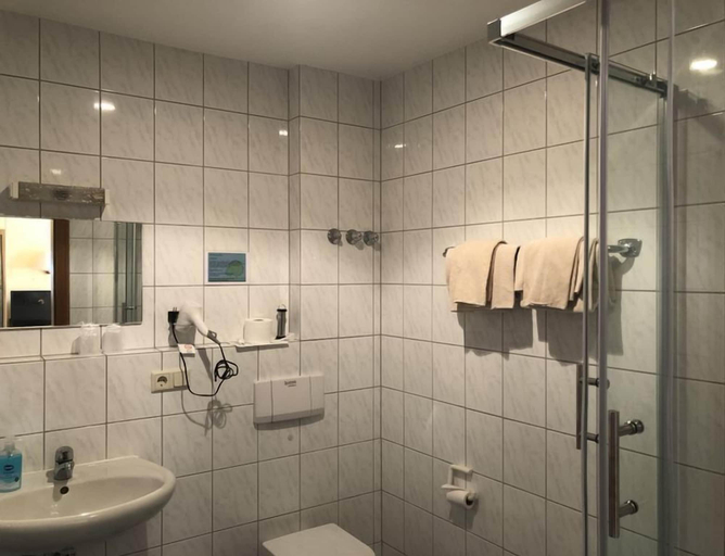 Bathroom 5, Gasthaus Klosterhof, Main-Tauber-Kreis