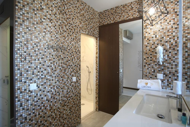Bathroom 15