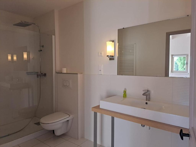 Bathroom, Logis Hotel Le Clos Des Sullys, Gard