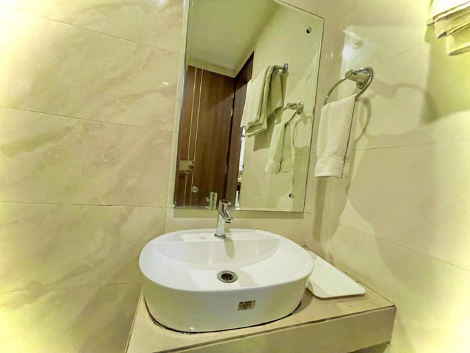 Bathroom 3, Hotel Kuber Palace, Puri