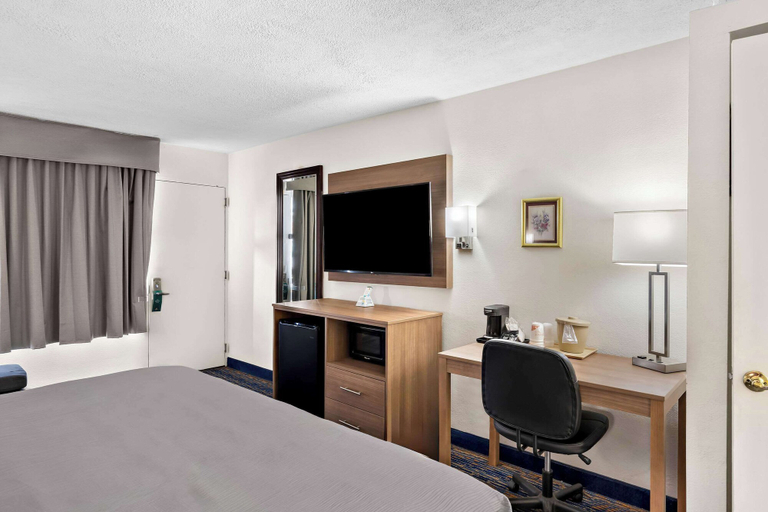 Bedroom 3, Quality Inn Luray, Page
