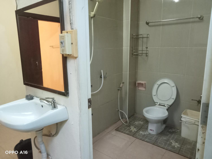 Bathroom 1, NP guesthouse, Muang Trat
