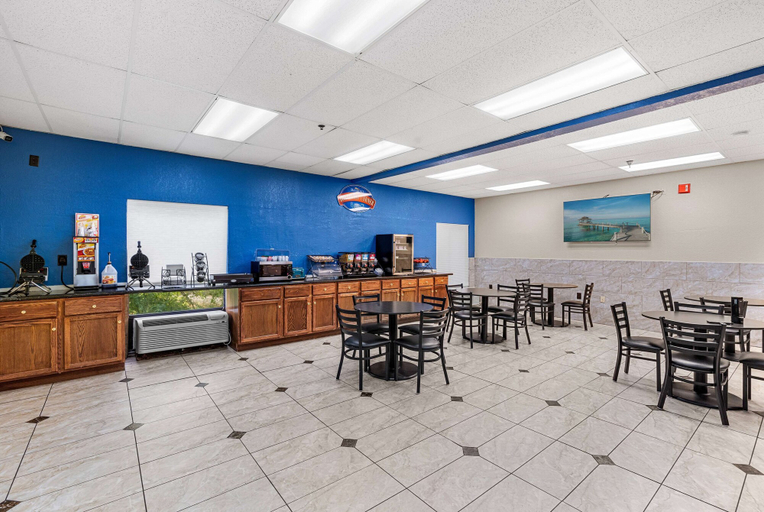 Food & Drinks 5, Baymont by Wyndham Lawrence, Douglas