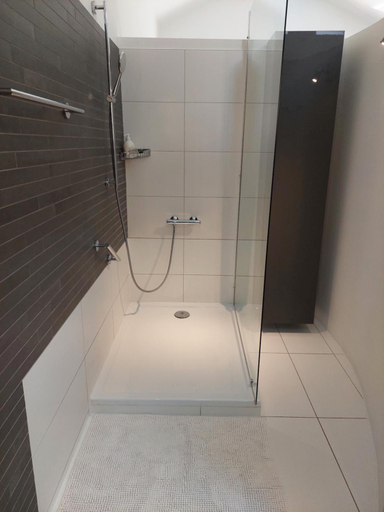 Bathroom 3, La chambre et le studio du chateau du golf de Bernalmont, Liège