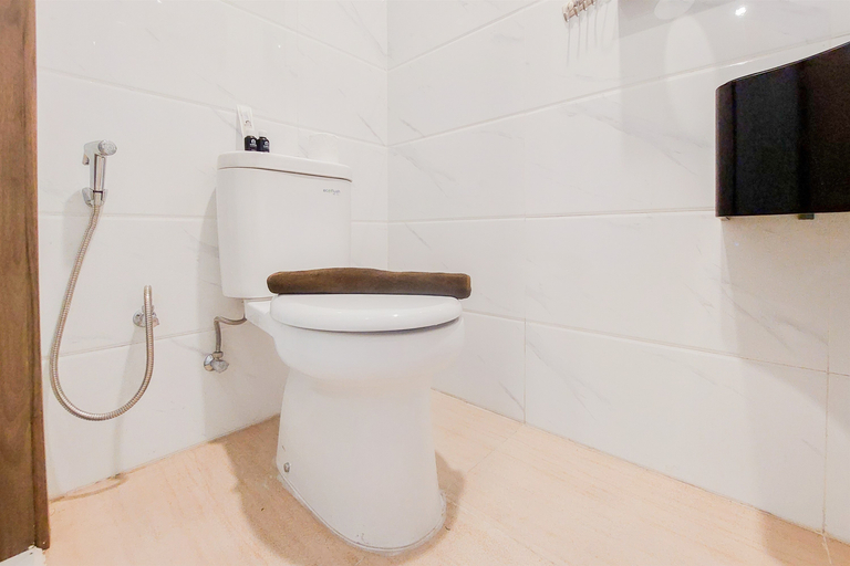 Bathroom 5, Comfy and Compact Studio at Sky House Alam Sutera Apartment By Travelio, Tangerang