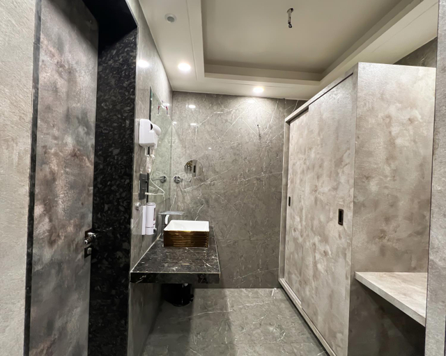 Bathroom 3, Anand Resort - A luxury Private Pool Resort in Nashik, Nashik