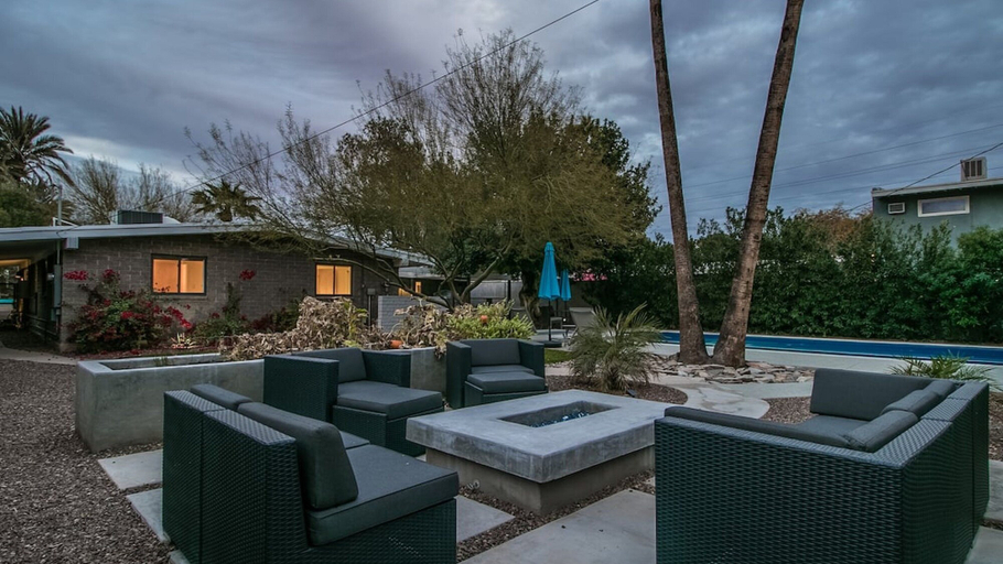 Food & Drinks 5, Mid-century Modern W/backyard Oasis, Putting Green, Maricopa