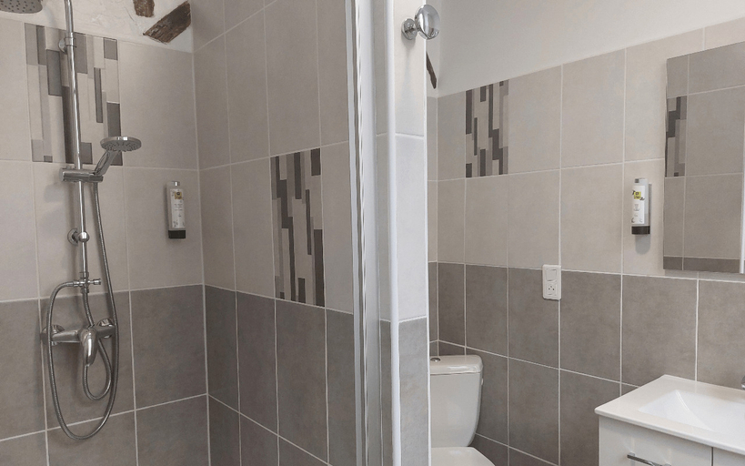 Bathroom, Hotel Métropole et de Gascogne, Gers