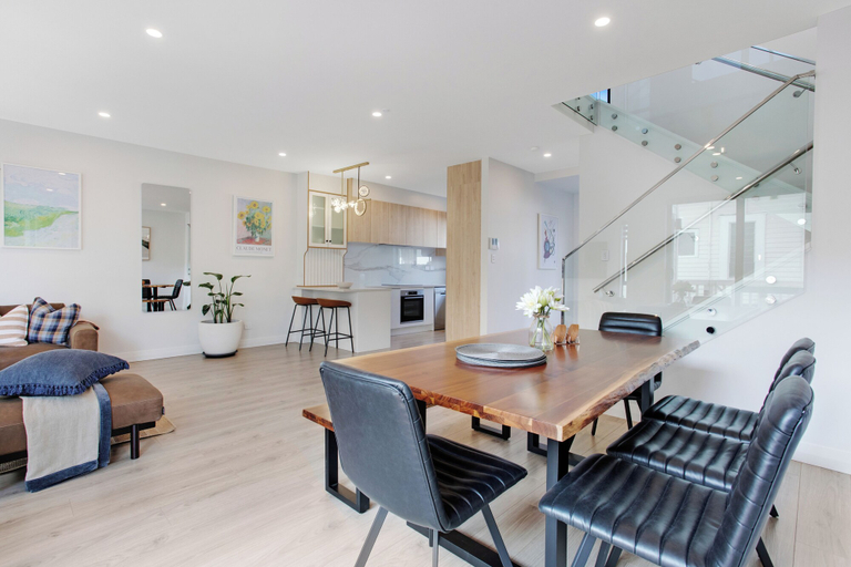 Food & Drinks, Central Oasis Townhouse with Parking, Waitakere