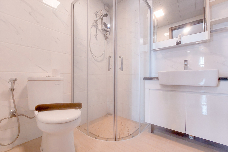 Bathroom 5, Elegant and Luxury 3BR Apartment at Sky House BSD By Travelio, Tangerang Selatan