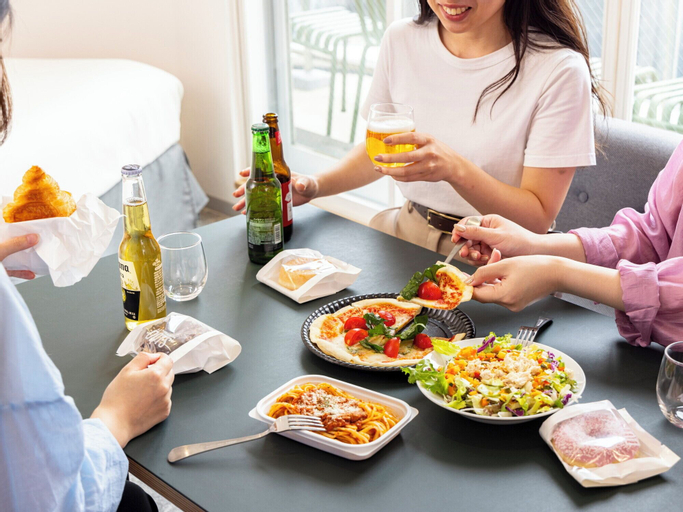 Food & Drinks