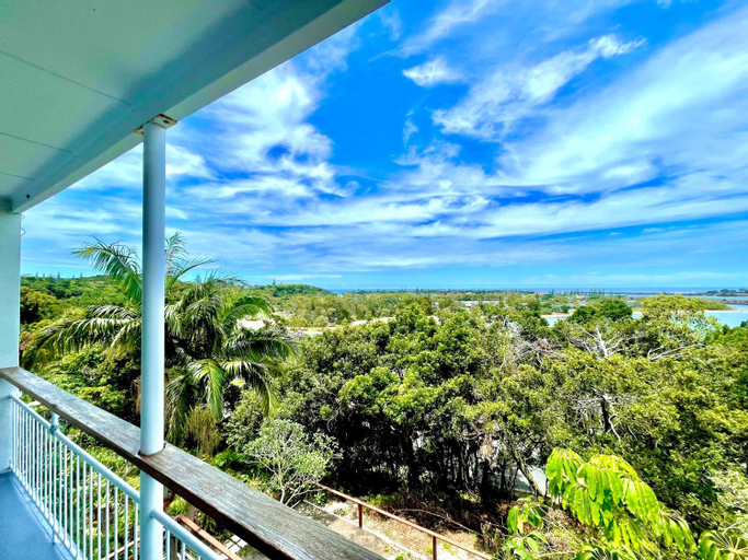 'SEAVIEW' - Prime Location by Shaws Bay with Stunning Views, Pet Friendly, Ballina