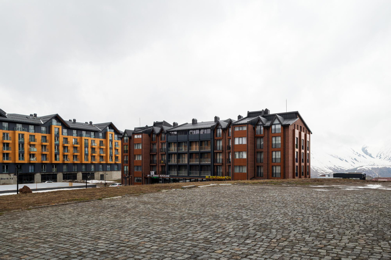 Exterior & Views