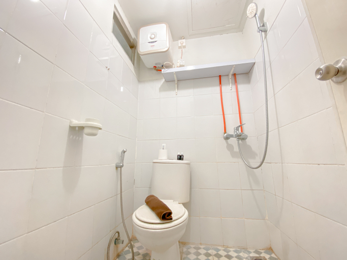 Bathroom 5, The Enigma 2BR at Suites @Metro Apartment By Travelio, Bandung