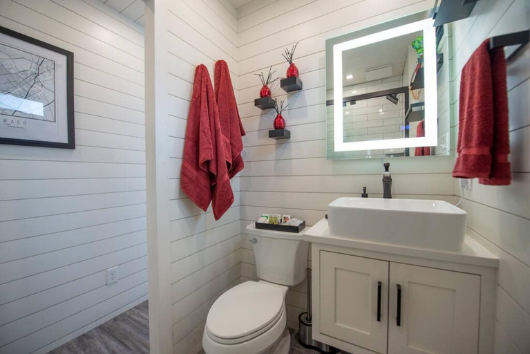 Room 2, The Merlot - Unique Container Home Near Waco Attractions, McLennan