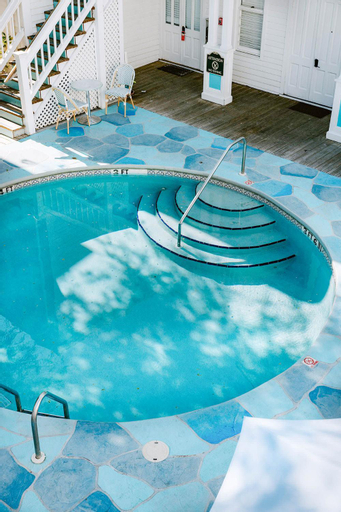 Classic King- Curry Mansion with Heated Pool!, Monroe