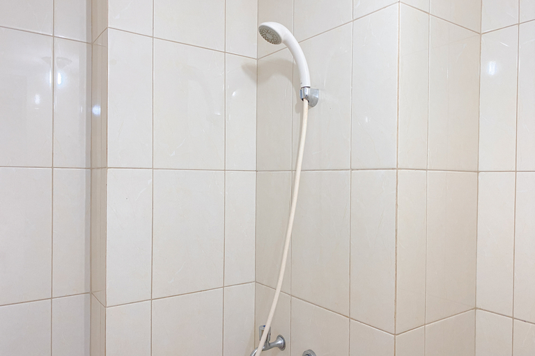 Bathroom 5, Homey and Compact Studio Apartment Springlake Summarecon Bekasi By Travelio, Bekasi