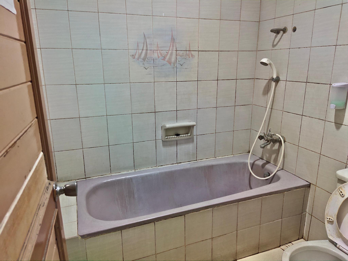 Bathroom 12