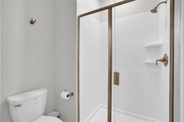 Bathroom 4, 1128 Challenge dr, Osceola