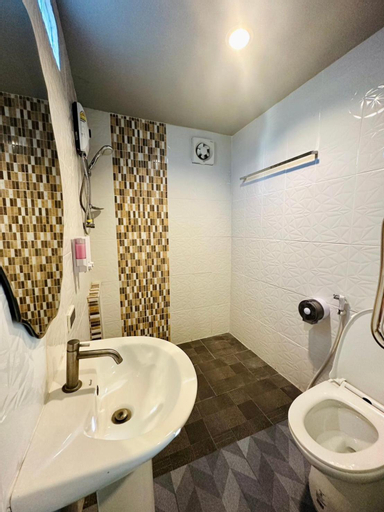 Bathroom 16