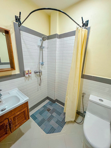 Bathroom 4, Luang Phasouk Hotel, Chomphet