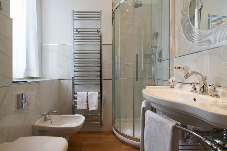 Bathroom 18