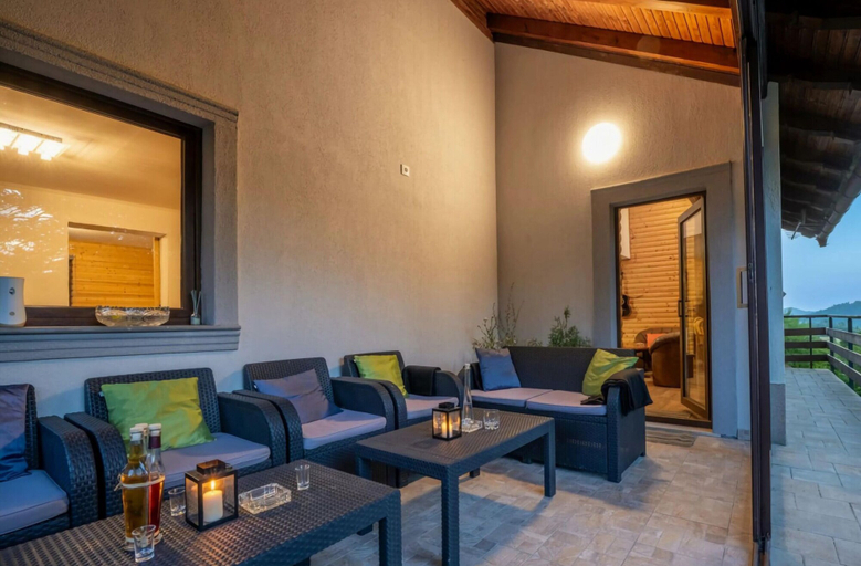 Living area 3, Berguitje met Binnenzwembad, Fužine