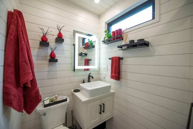 Room 3, The Merlot - Unique Container Home Near Waco Attractions, McLennan