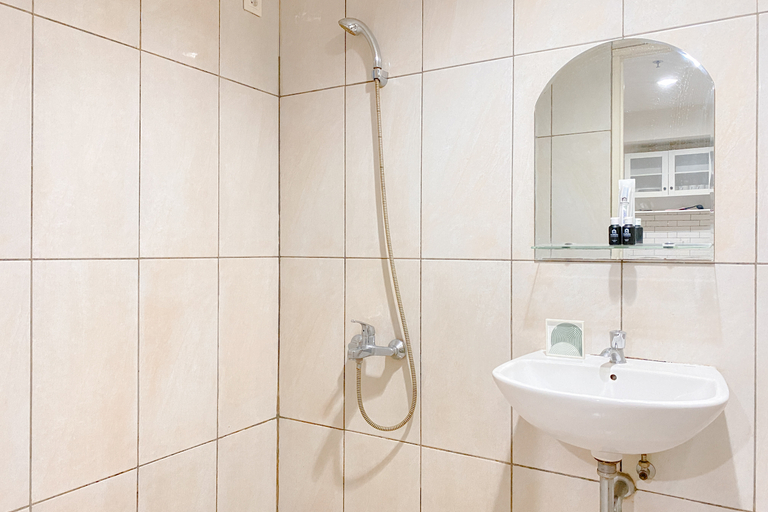 Bathroom 5, Good Choice 2BR Grand Kamala Lagoon Apartment By Travelio, Bekasi