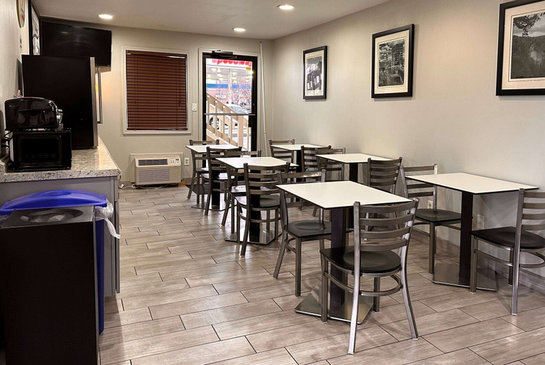 Food & Drinks 5, Super 8 by Wyndham Lafayette, Tippecanoe
