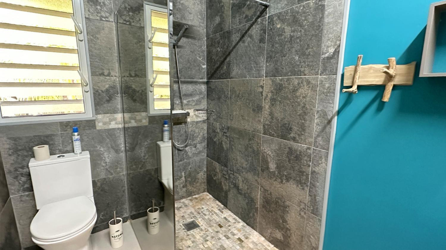 Bathroom 2, Villa Ty Natur T5, espace, calme, verdure, vue mer, Les Trois-Îlets