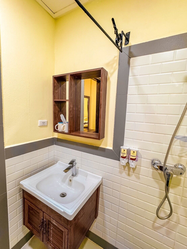 Bathroom 4, Luang Phasouk Hotel, Chomphet