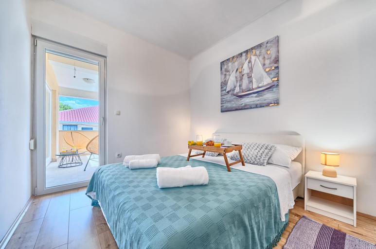 Others 2, Apartments Mestrovic with heated swiming pool- near Split, Kaštela