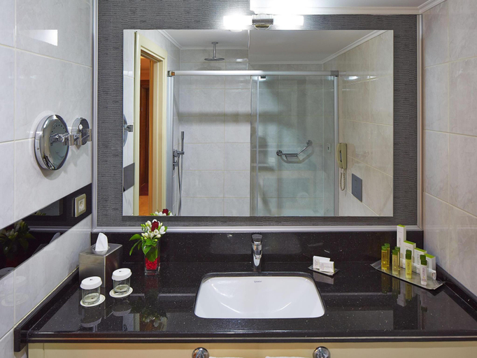Bathroom 2, DoubleTree by Hilton Izmir - Alsancak, Konak