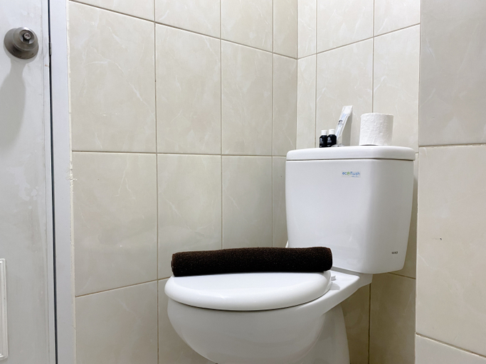 Bathroom 5, Best Homey and Modern Studio at Springlake Summarecon Bekasi Apartment By Travelio, Bekasi