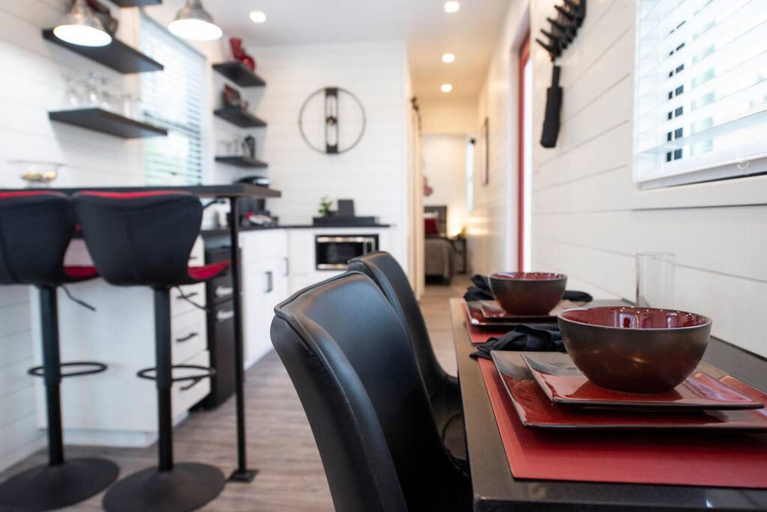Room 5, The Merlot - Unique Container Home Near Waco Attractions, McLennan