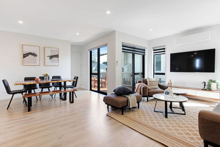 Others 5, Central Oasis Townhouse with Parking, Waitakere