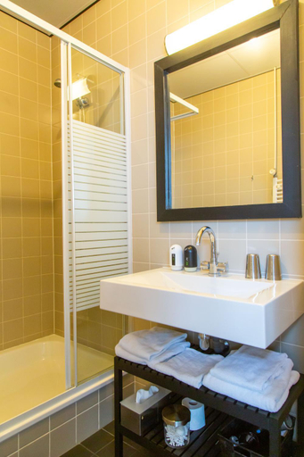 Bathroom 2, Hotel Pannenkoekhuis Vierwegen, Veere