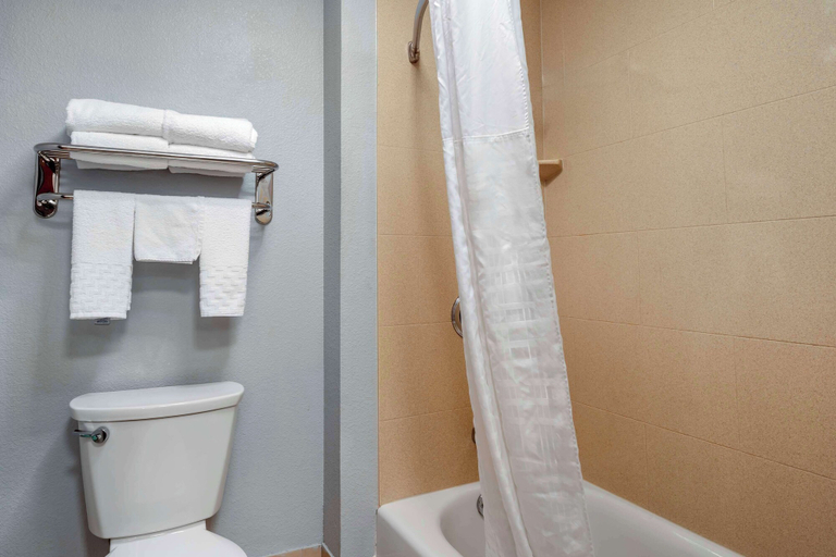 Bathroom 4, Best Western St. Clairsville Inn & Suites, Belmont
