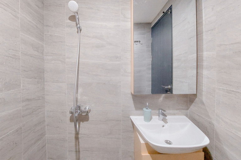 Bathroom 5, Homey and Good Place 2BR at Collins Boulevard Apartment By Travelio, Tangerang
