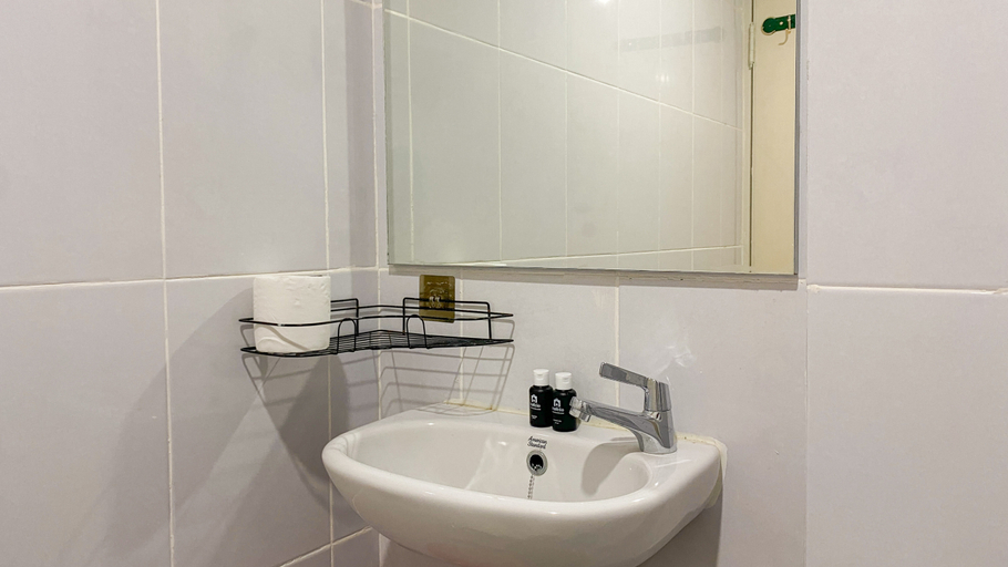 Bathroom 3, Good and Warm 2BR at Tokyo Riverside PIK 2 Apartment By Travelio, Tangerang