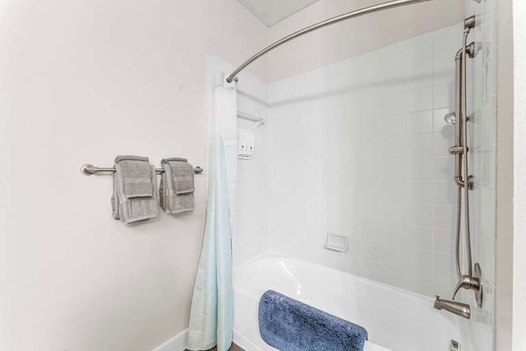 Room 4, Prime Soco 2BR King Suite w Gympickleballlaundry, Travis