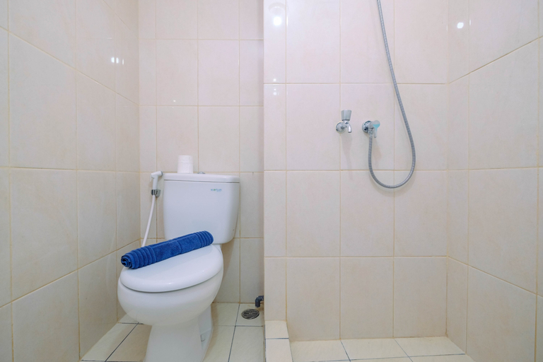 Bathroom 5, Elegant Best View Studio Springlake Summarecon Apartment By Travelio, Bekasi