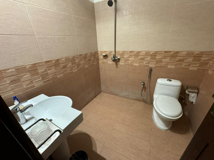 Bathroom, Shelton Boulevard Hotel Lahore, Lahore