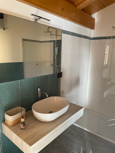 Bathroom 4, Colleolivi, Ancona
