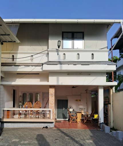 Exterior & Views