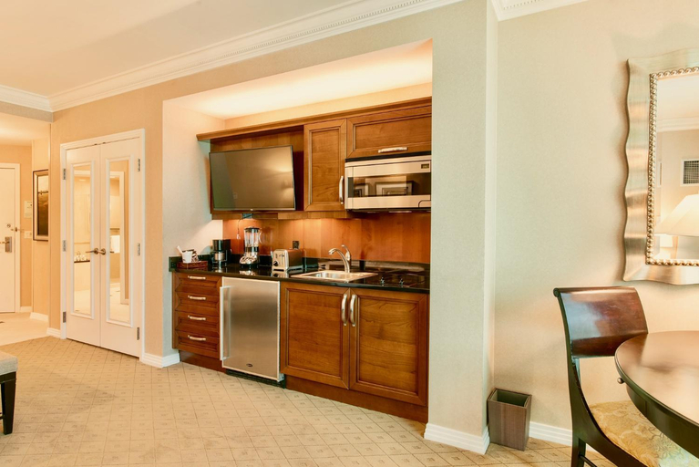 Others 1, Strip View Suites - No Resort Fee !, Clark