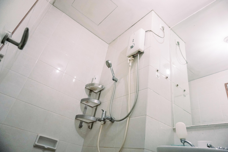 Bathroom 5, Modern Look 1BR Green Bay Condominium Apartment By Travelio, North Jakarta